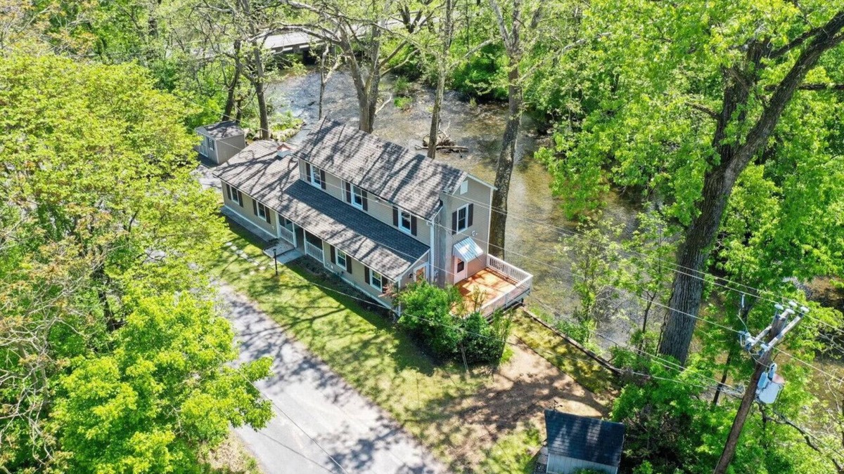 Edinburg House | Peaceful Retreat on Creekside