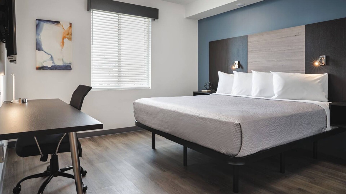 Lithia Springs Hotel | Peaceful Retreat Near Local Attractions - Spacious Suites & Pet-Friendly