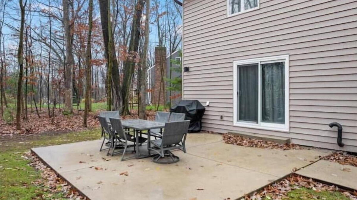 Hobart House | Peaceful Retreat - Wooded Lot - Spacious and Comfy