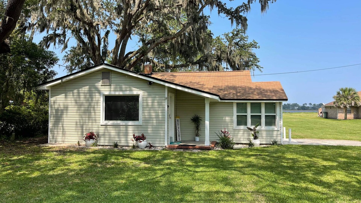Riverview Bed & Breakfast | Peaceful Riverfront Cottage with a dock on 1.5 Acres.