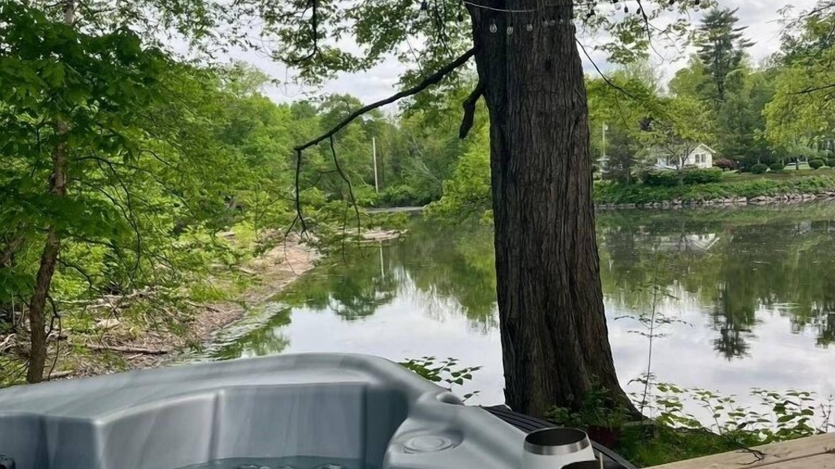 Mount Marion House | Peaceful Riverfront Cottage with Private Hot tub