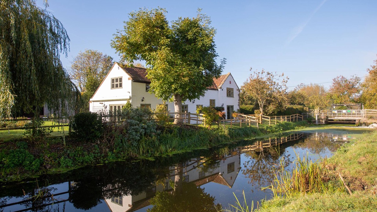 Langport Cottage | Peaceful Riverside Five bedroom Cottage in Somerset