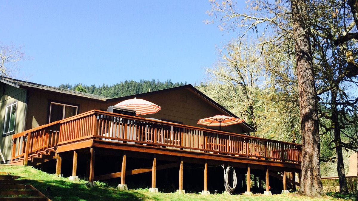 Grants Pass House | Peaceful Rogue Riverfront Home on 3 Acres!