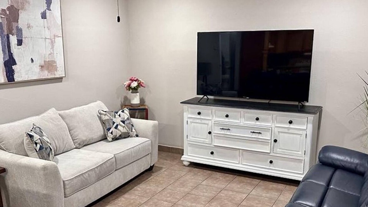 Raymondville House | Peaceful, Safe, & Centrally Located 1-bedroom house in Raymondville TX