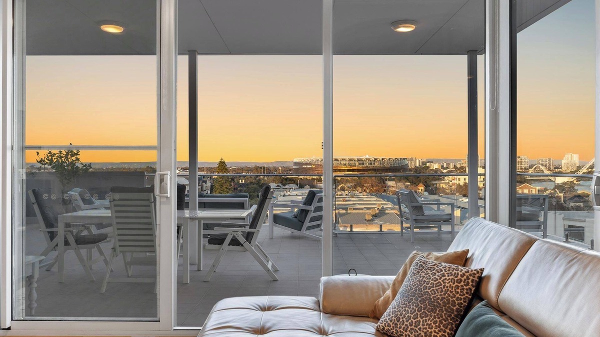 East Perth Apartment | Peaceful Sanctuary with Panoramic Views near Optus Stadium