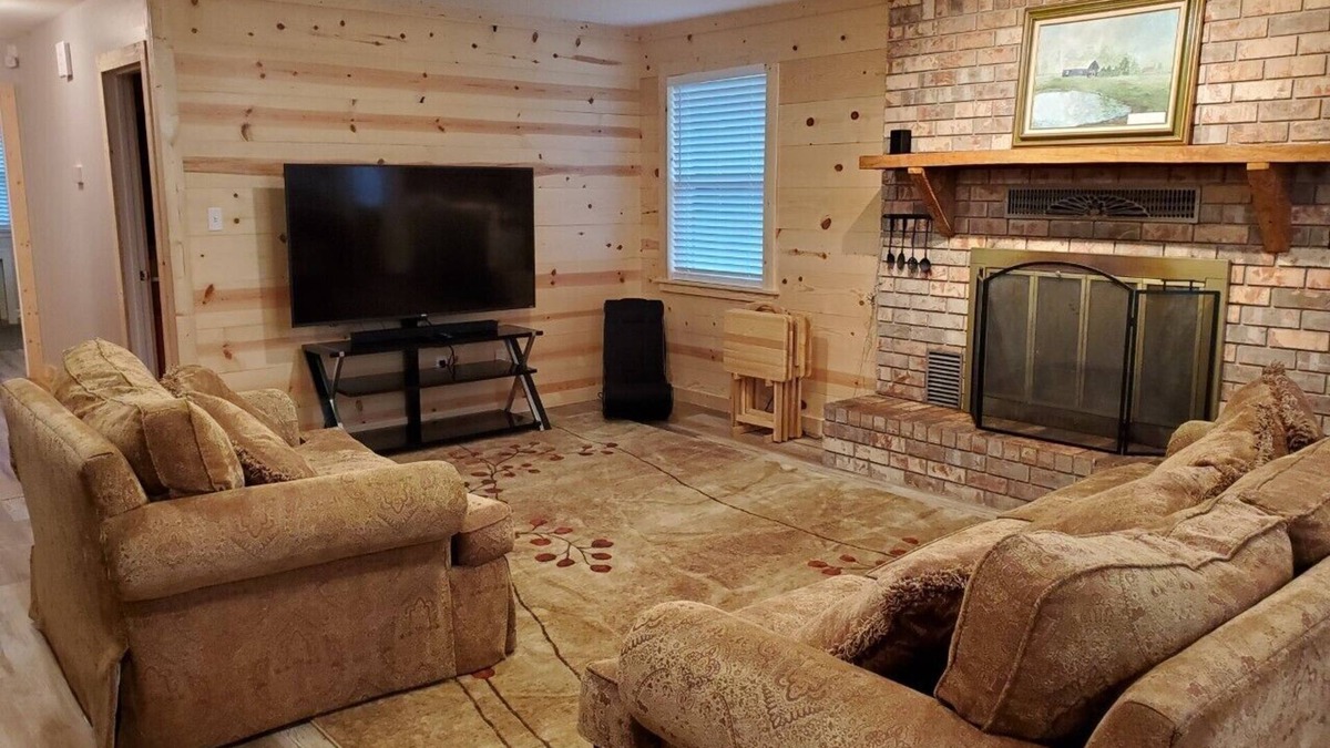 Elberta House | Peaceful Scenic Pond & Home Close to Beach/Sports/Entertainment