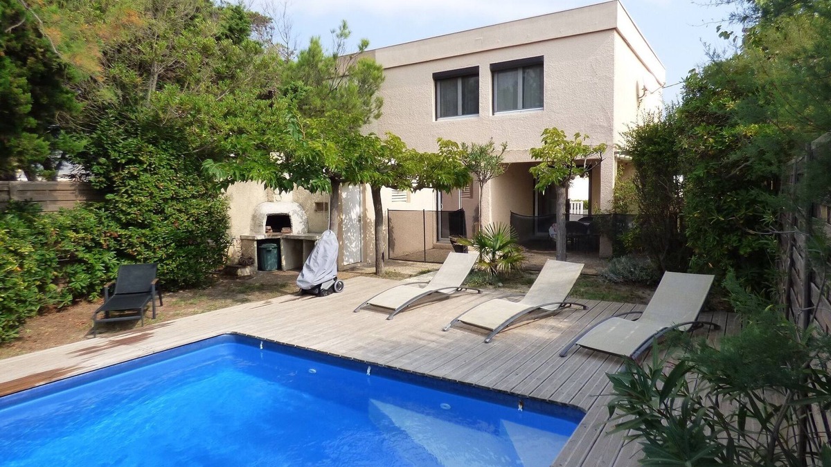 Saint-Pierre-la-Mer Villa | Peaceful seaside house with pool