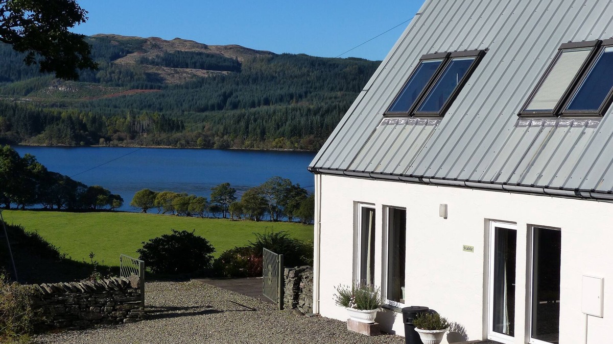 Dalmally Cottage | Peaceful setting and wonderful loch view in the Heart of Argyll