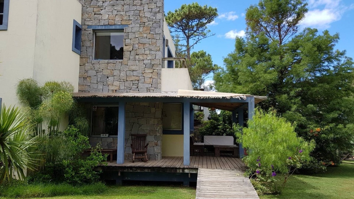La Barra House | Peaceful setting between the sea and the forest