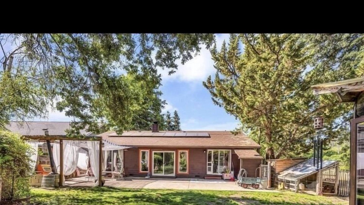 Kelseyville House | Peaceful setting on Kelsey creek ideal for artistic families.