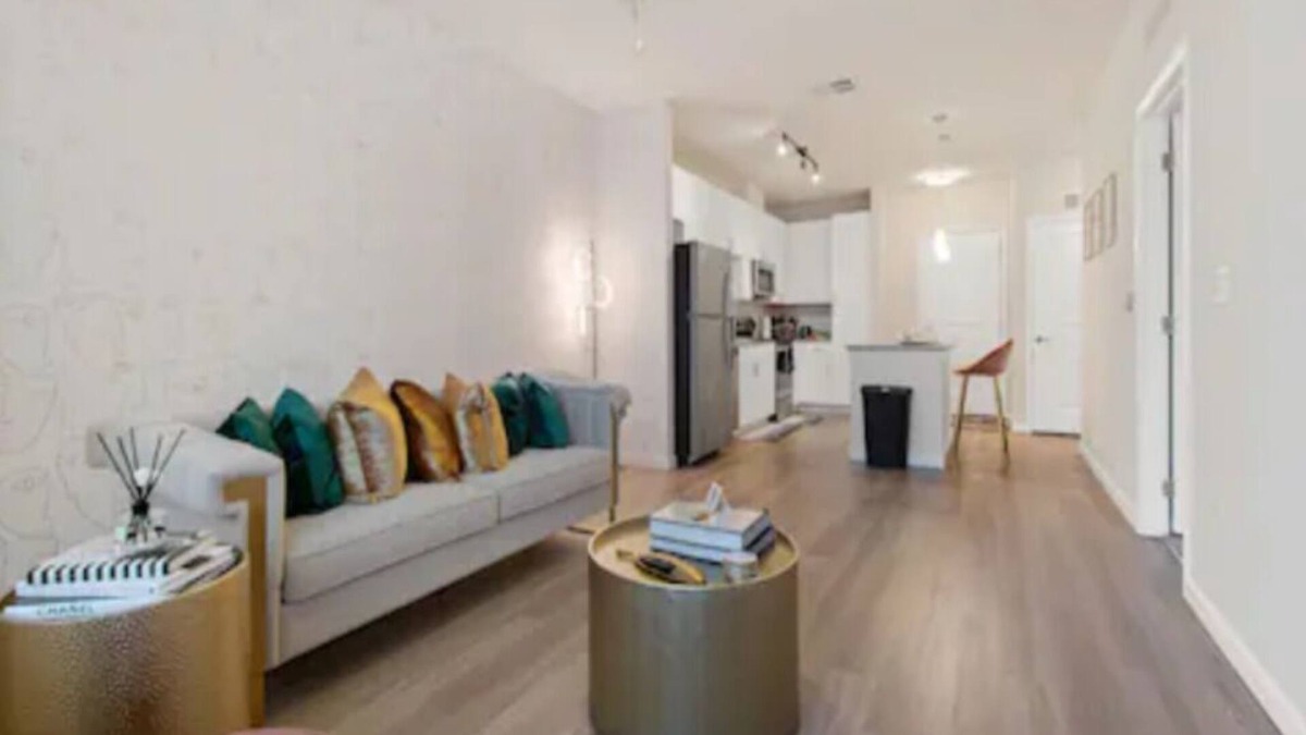 Downtown Baltimore Apartment | Peaceful Sorority Style Getaway Penthouse Lounge
