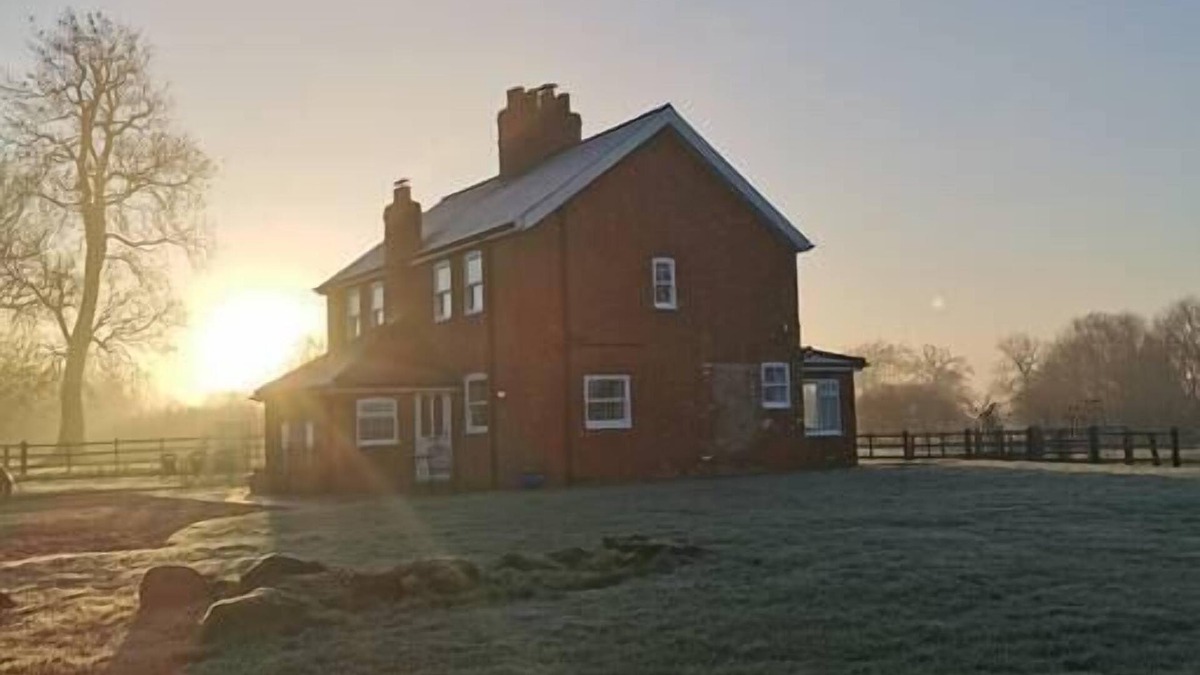Horncastle House | Peaceful South Cottage, Bainvalley Cottages