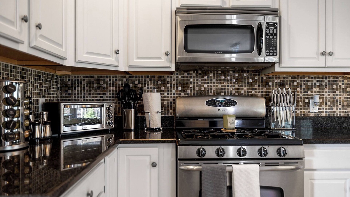 Monroe House | Peaceful & Spacious 5-bedroom home with pool