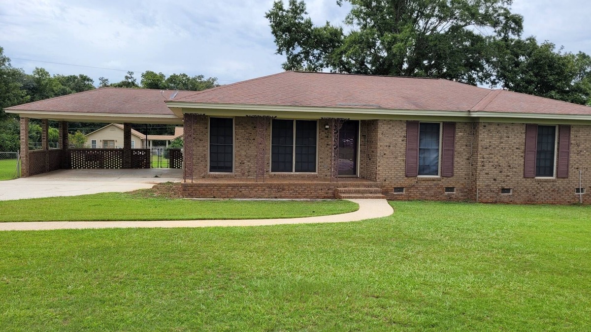 Albany House | PEACEFUL SPACIOUS CENTRALLY LOCATED HOME IN VERY SAFE QUIET AREA