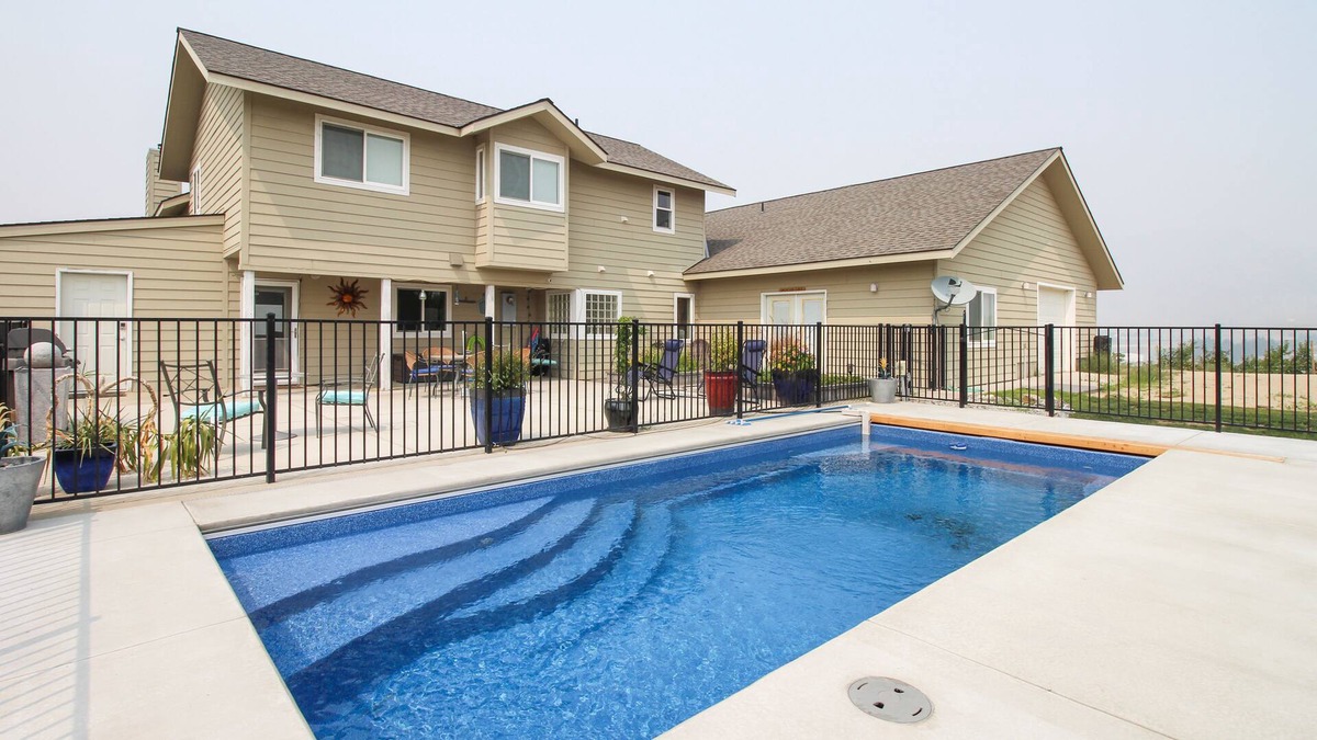 Chelan House | Peaceful & spacious home w/ private pool - location near lake.