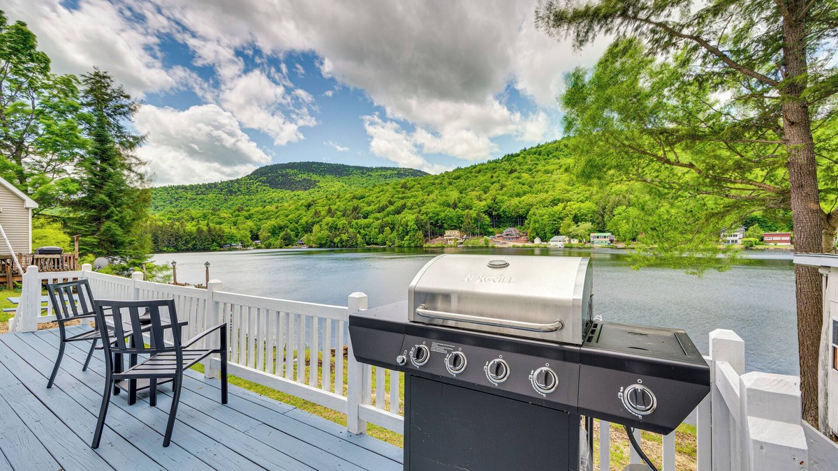 Stark Cottage | Peaceful Stark Cottage w/Deck on South Ponds!