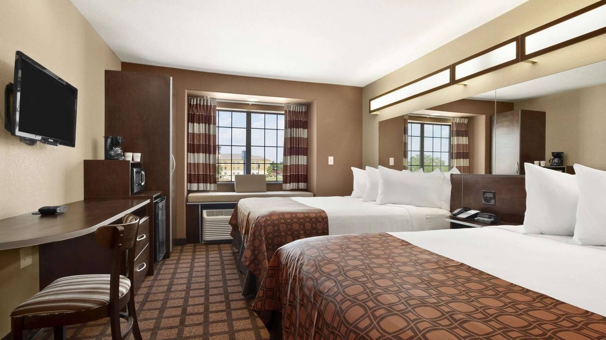 Gonzales House | Peaceful Stay at historic Gonzales | Three Rooms | Free Parking