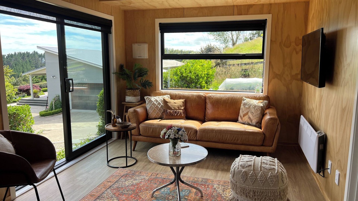 Hurworth Cabin | Peaceful, stylish 2 bdrm retreat - rural views and birdsong - 10mins from CBD!