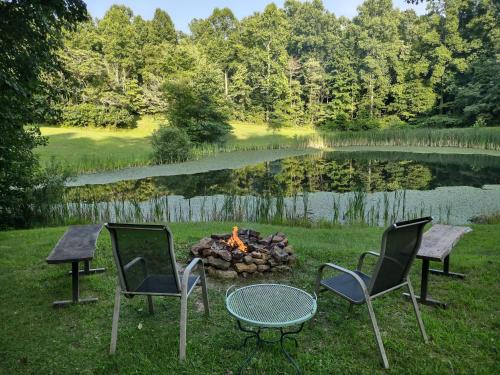 Laurelville House | Peaceful Tiny Bungalow Water View Hot Tub