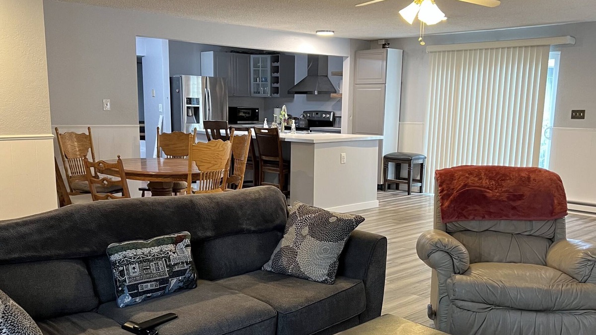 Fife House | Peaceful vibes and spacious! Only 7 minutes to Tacoma Dome!