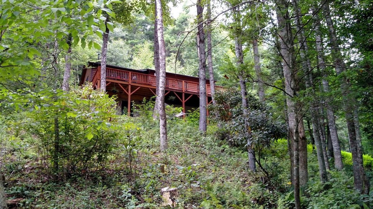 Fleetwood Cabin | ★ Peaceful View ★ Serene & Cozy ★ Creek ★ Fire-pit ★ Fireplace ★ WiFI ★