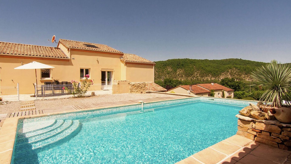 Calamane Villa | Peaceful Villa in Calamane with Private Pool