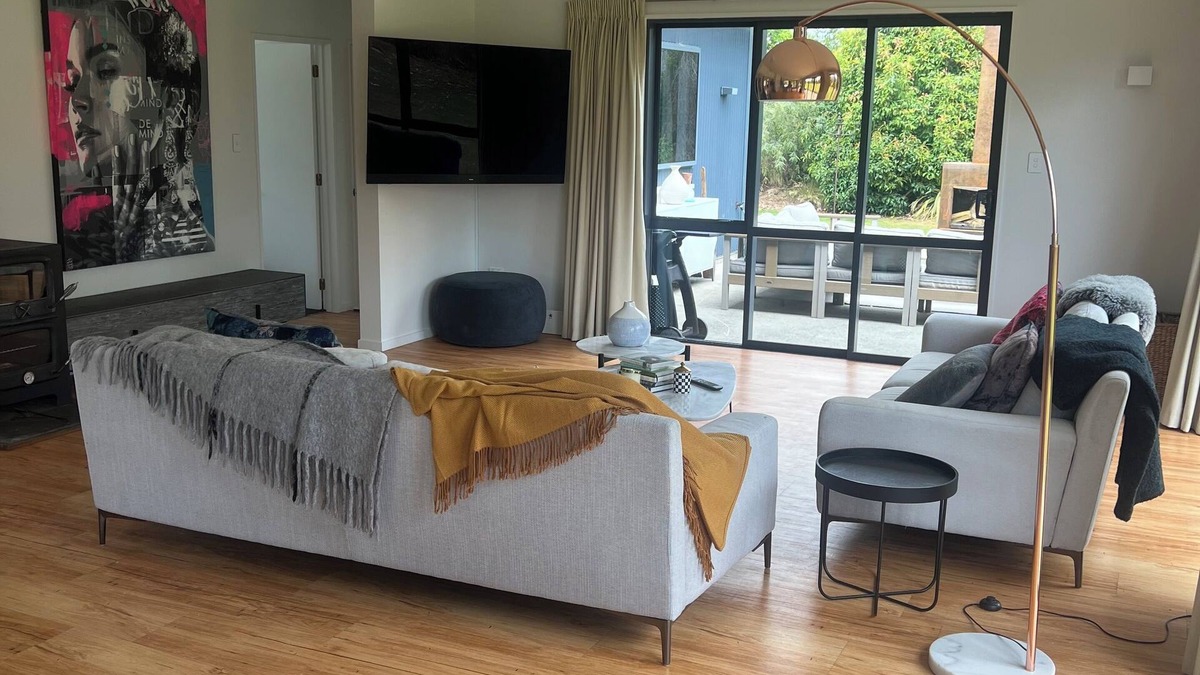 Lake Hawea House | Peaceful warm and sunny beautifully furnished half an acre 7 mins walk to lake