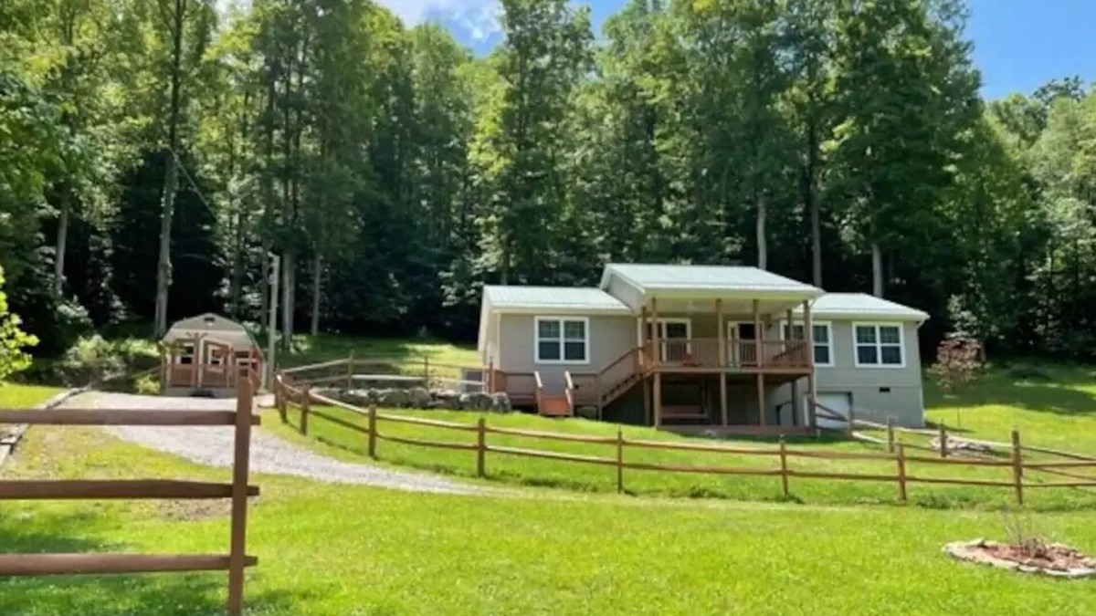 Ellamore Cottage | Peaceful Waterfront House and Cabin “The Brook”nn