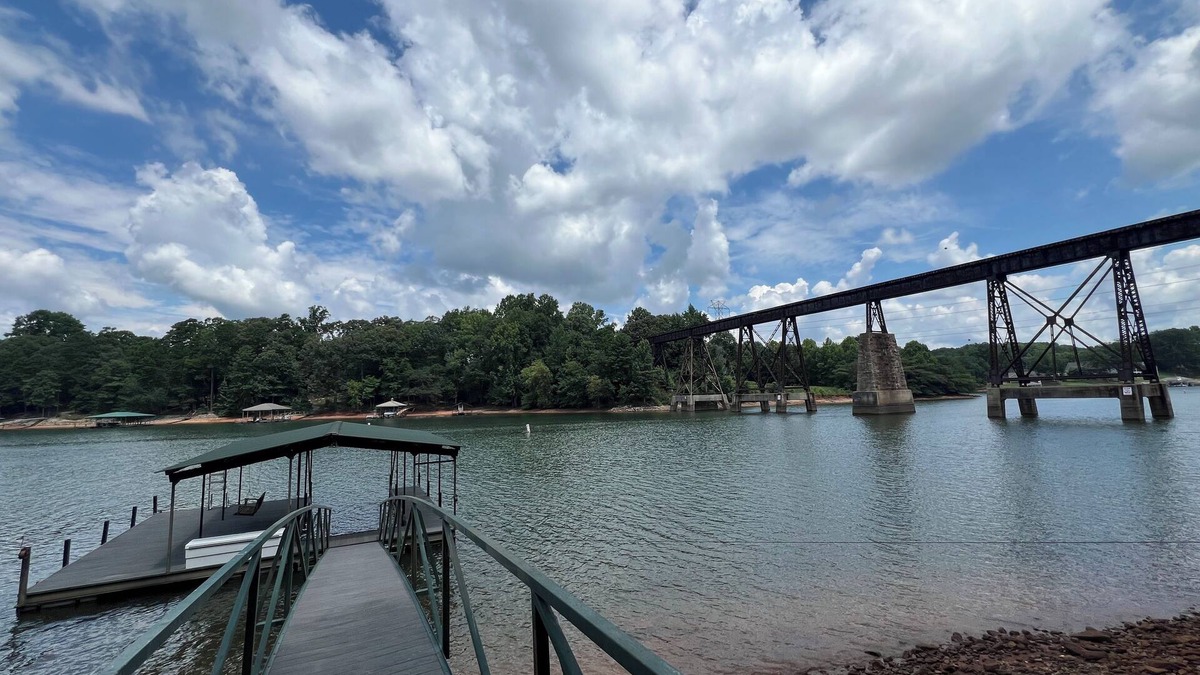 Anderson House | Peaceful waterfront lake living!