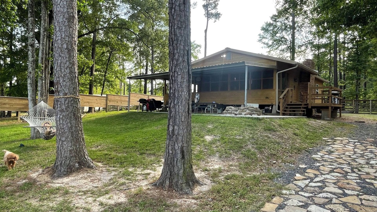 Negreet Cabin | Peaceful Waterfront Retreat – Fish, Grill & Relax!
