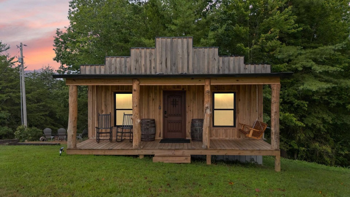 Rogers Cabin | Peaceful Western Style Cabin near Muir Valley!