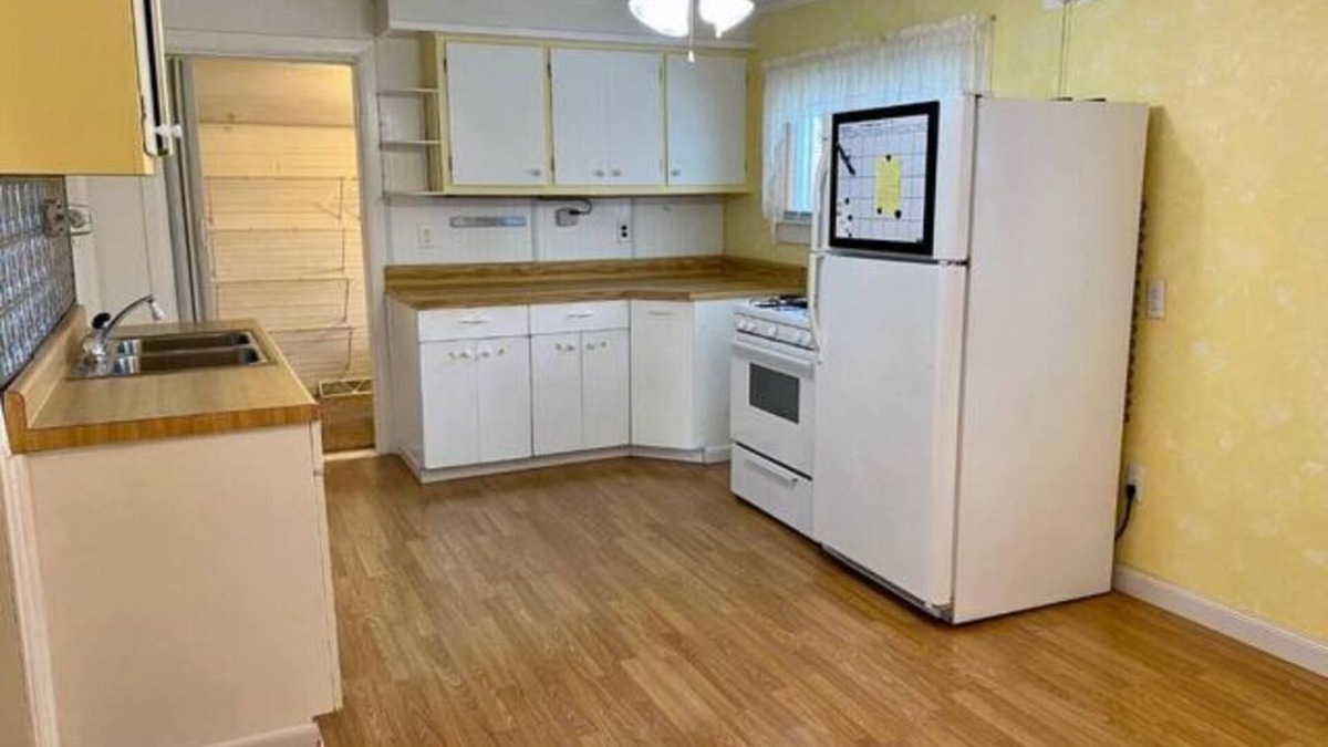 Robertsdale House | Peaceful Whiting Full Home Near Lakes, Parks, Chicago, and Hammond
