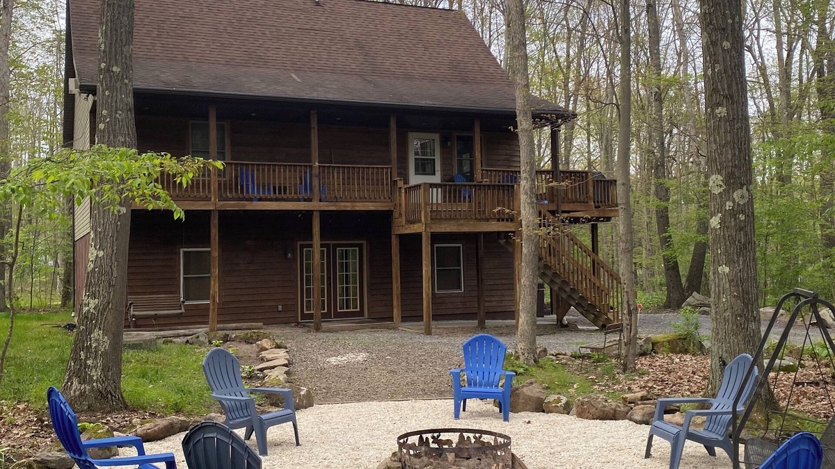 McHenry Cabin | Peaceful woodsy cabin, 5 mins to lake & Wisp! HOT TUB!