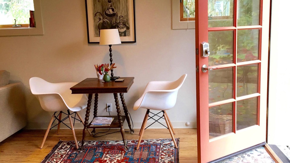 Ravenna Apartment | Peaceful yet close to everything & family & walk friendly & Free parking!