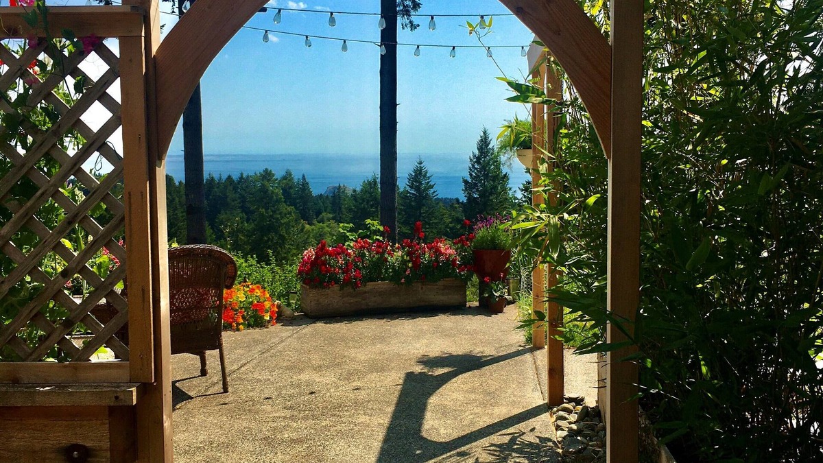 Brookings Cottage | Peacefull hilltop cottage with huge ocean views!