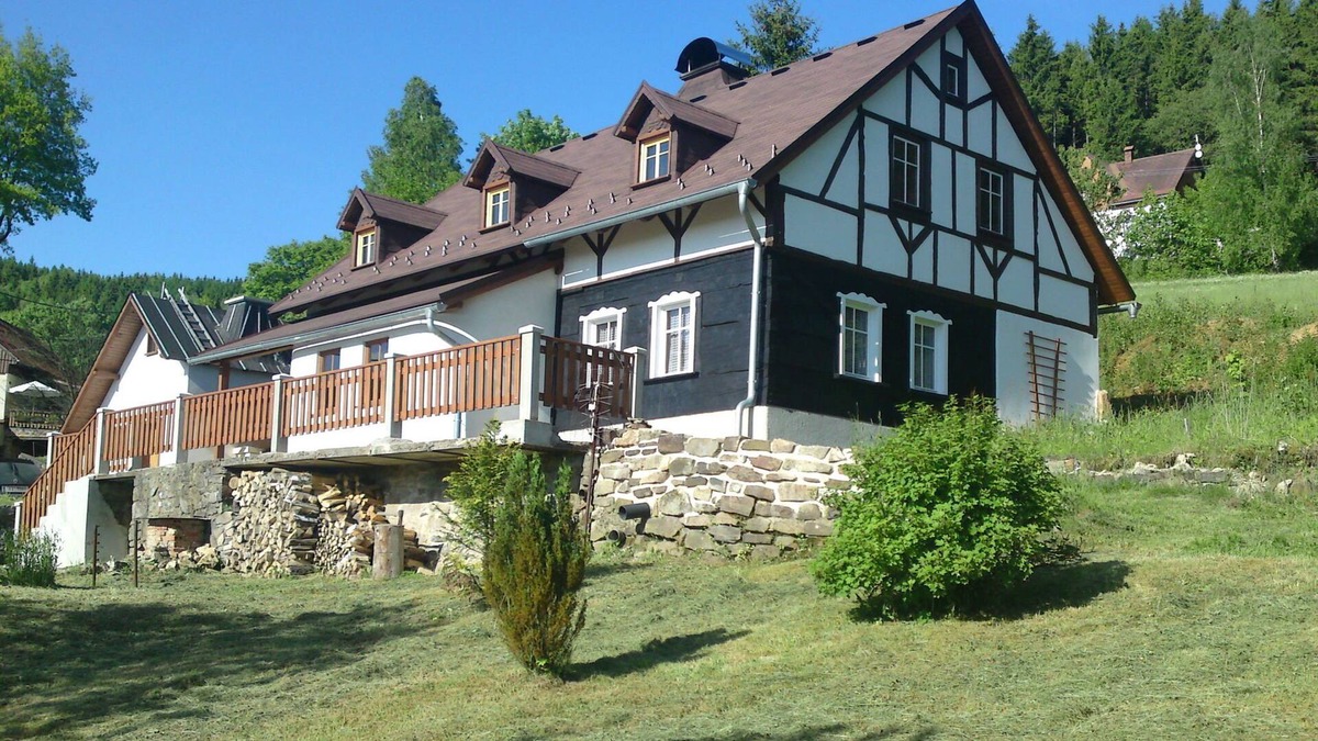 Kraslice House | Peacefully located house with views of the valley