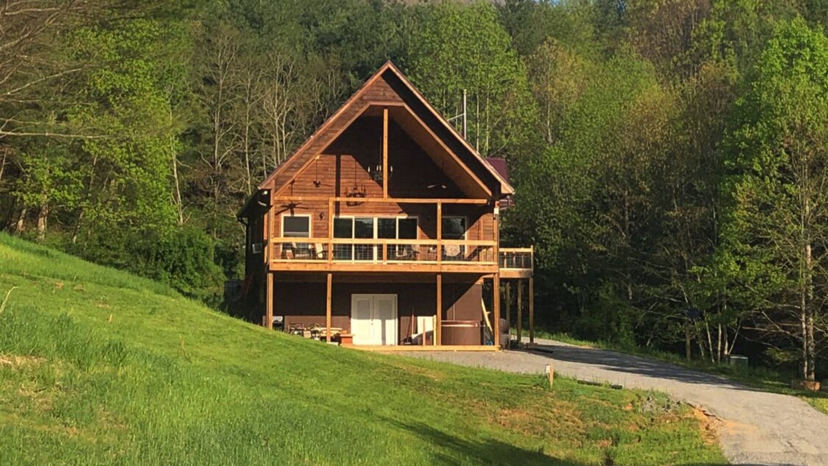 Independence House | Peach Bottom Lodge 3 Bed/3.5 Bath, 11.5 Acres, Deck w/ Hot Tub & Beautiful Views
