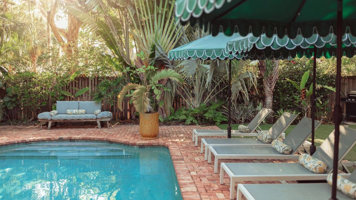 Palm Beach - West Palm Beach Cottage | Peach Cottage: Palm Beach-style bliss, shared pool
