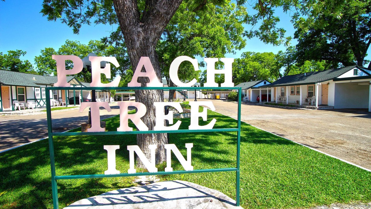 Fredericksburg Hotel | Peach Tree Inn & Suites