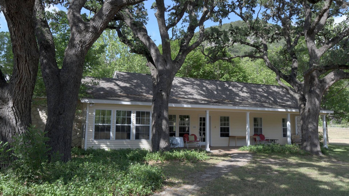 Vanderpool Cottage | PeachTree Cottage near Lost Maples
