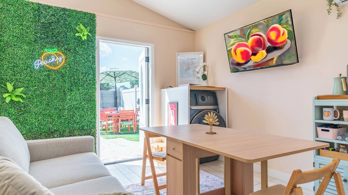 Tampa House | Peachy Paradise Tiny home getaway w/Patio & Putting green