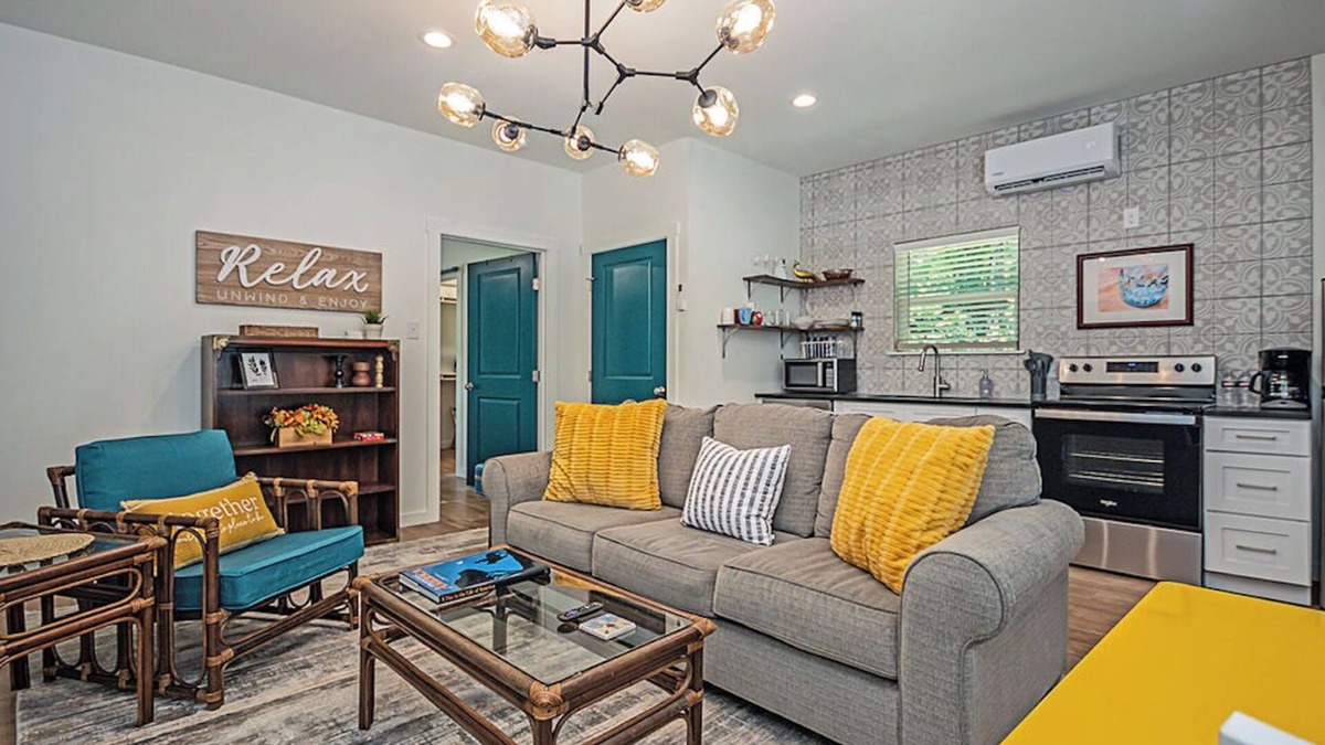 Nacogdoches Cottage | Peacock Cottage/3 blks to downtown Nac/King Bed/WiFi/Covered Parking