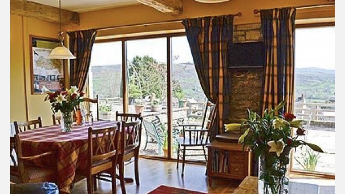 Talybont-on-Usk House | Peacock Cottage, Pet Friendly, Black Mountain Range, nestled on Brecon Beacons