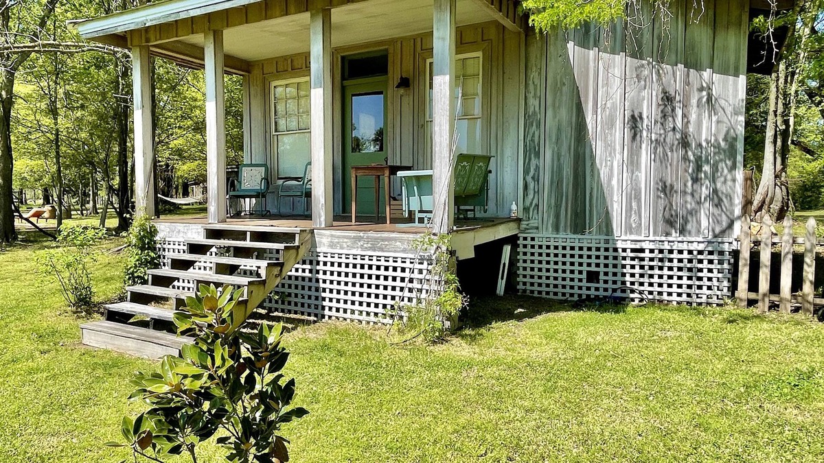 Shaw Cottage | Peacock in the Delta/Private cottage on prettiest farm in Mississippi Delta