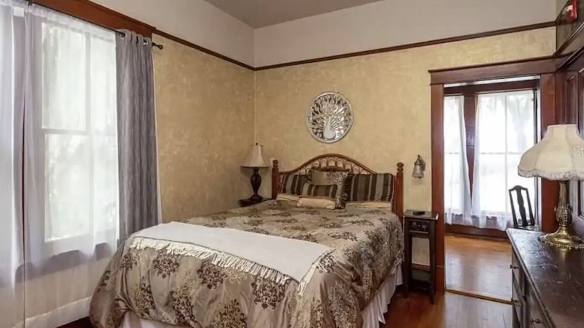 Oakland Apartment | Peacock Room in Central Florida's Historic Gem & wedding venue- The Oakland Manor House