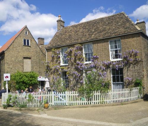 Ely Bed & Breakfast | Peacocks Tearoom and Fine B&B