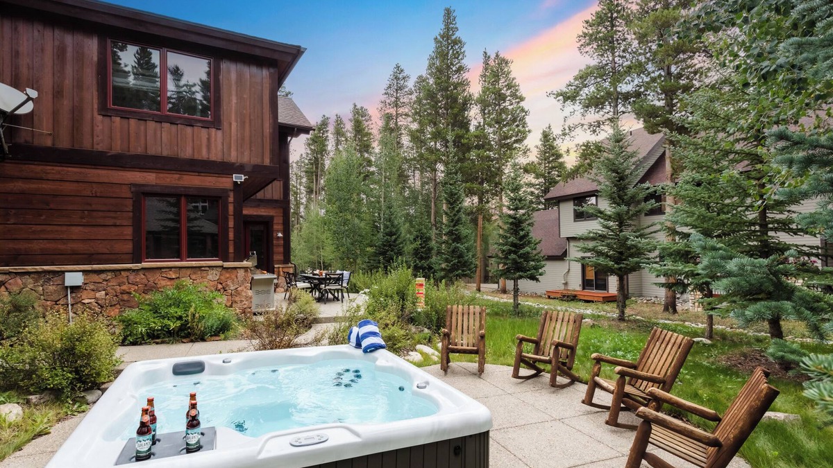Christie Heights House | Peak 8 by AvantStay | Spacious Modern Cabin w/Hot Tub & Views