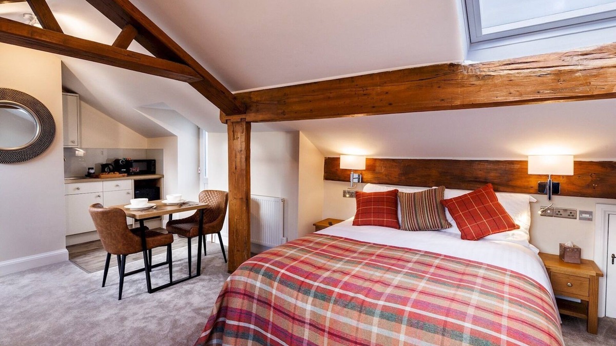 Padfield Apartment | Peak District Haven | Scenic Glossop Retreat | Pass the Keys