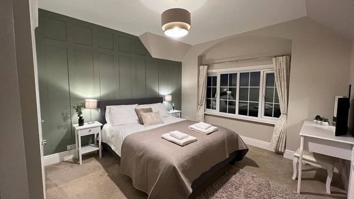 Youlgreave House | Peak District village cottage with stunning views