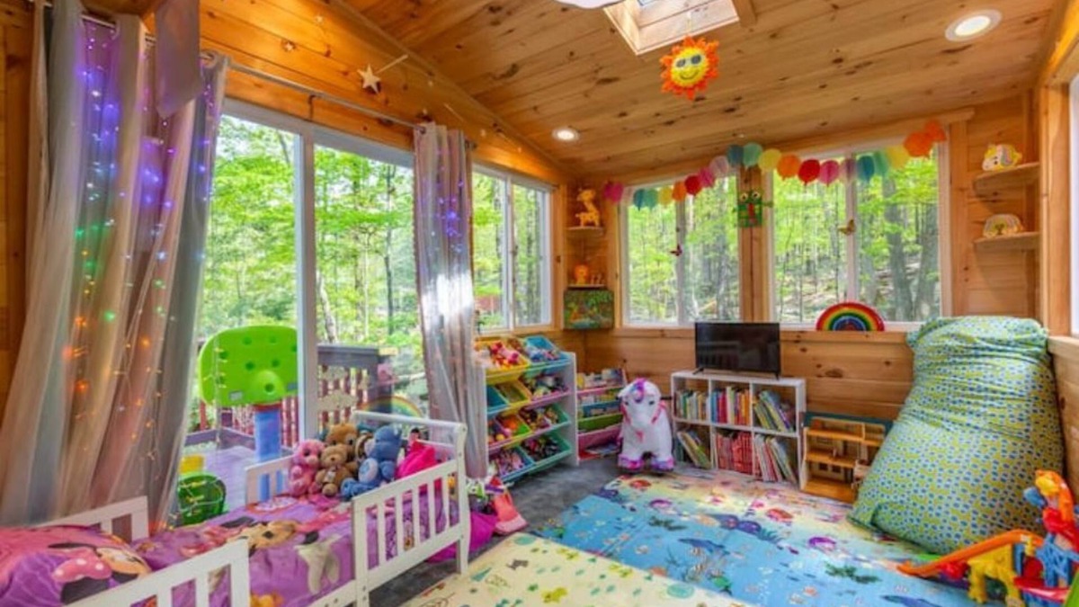 Hamlin Ski Chalet | PEAK Fall Foilage NOW: Streamside Chalet with Hot Tub 🔥Pivate Playground HIKE